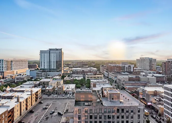Downtown King Bed Rooftop Fitness Center Flr View Casa de férias Oak Park